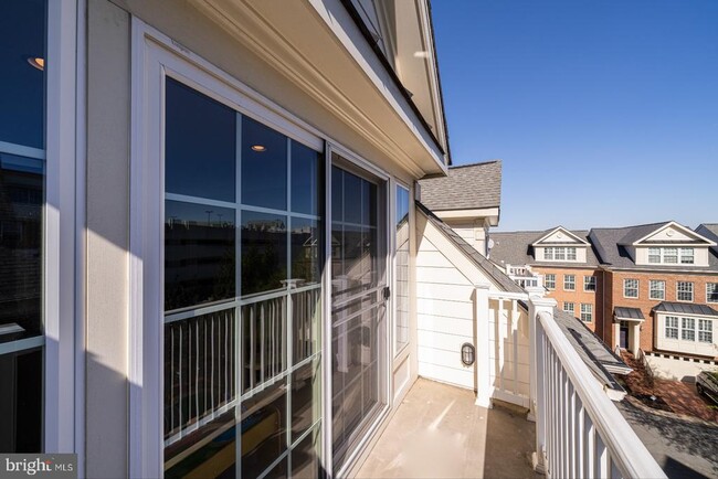 Building Photo - 3911 Chain Bridge Rd