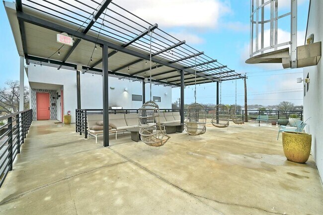 Building Photo - 2709 E 5th St.