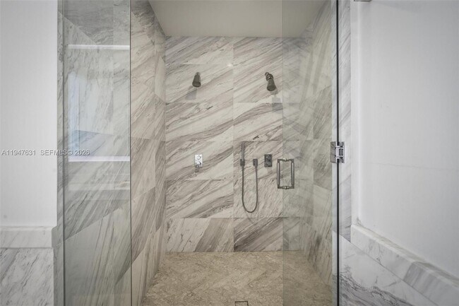 Building Photo - 2831 S Bayshore Dr