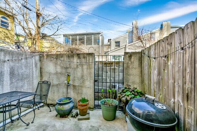 Building Photo - 307 S Chapel St