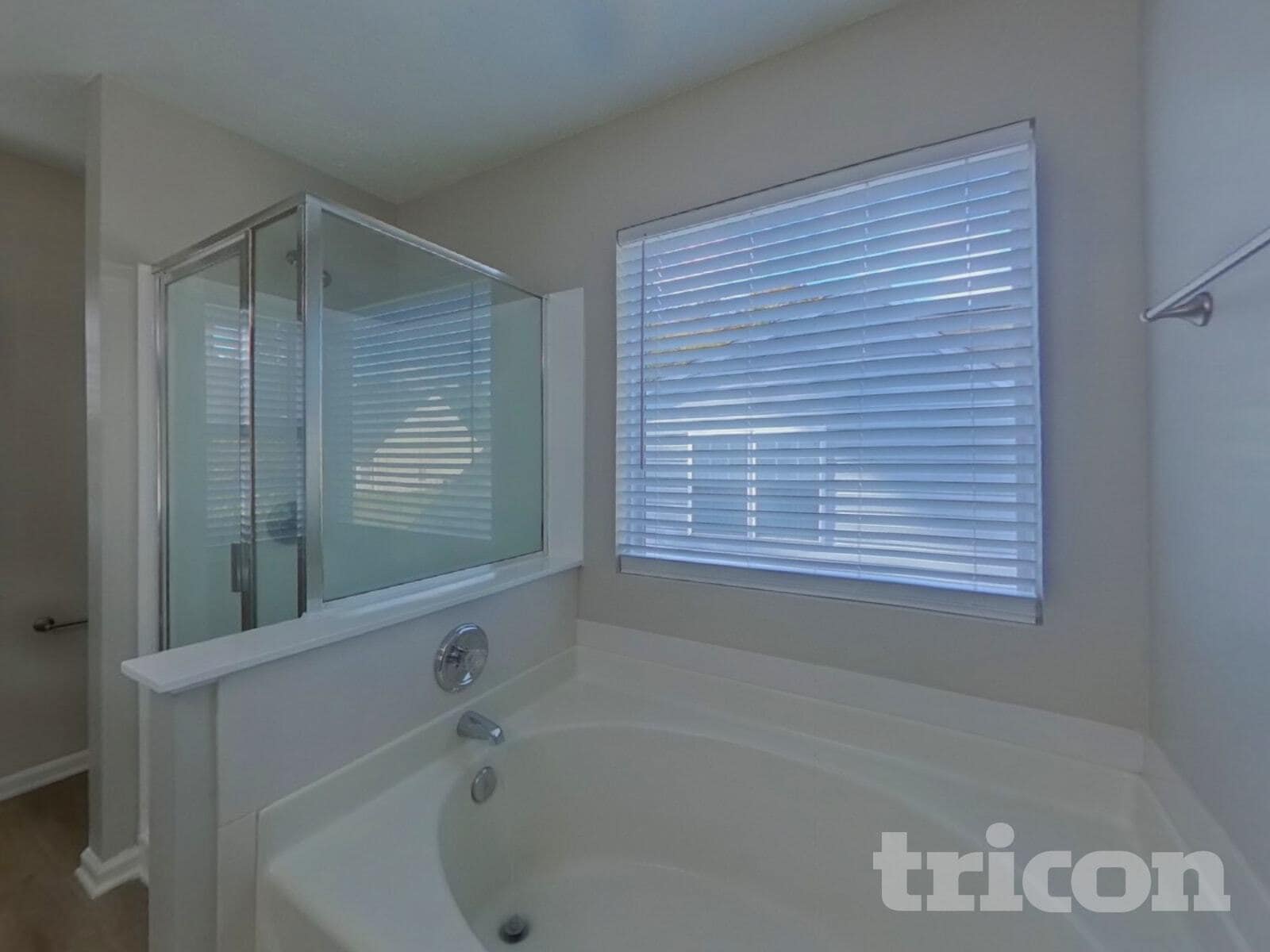 Building Photo - 1411 Hollythorne Dr