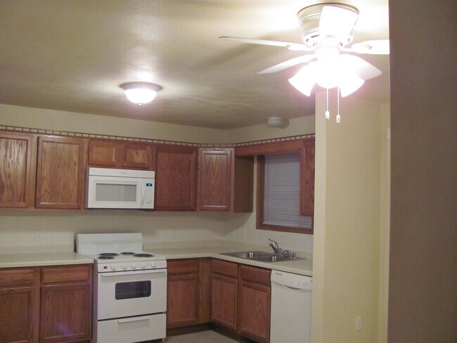 Building Photo - 2423 Parkfield Dr