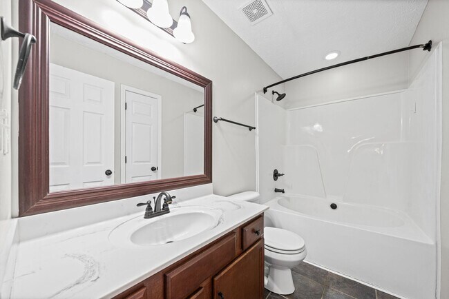 Building Photo - Beautiful, Large Home Close to Ft. Campbell and I24