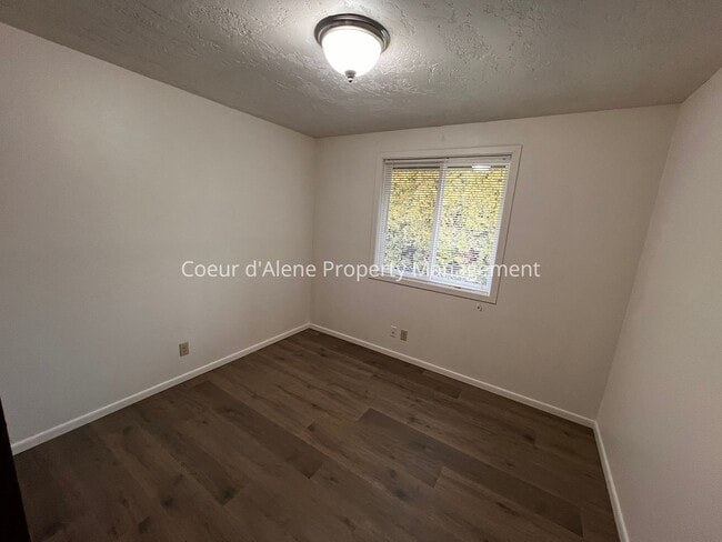 Building Photo - 1120 N 6th St