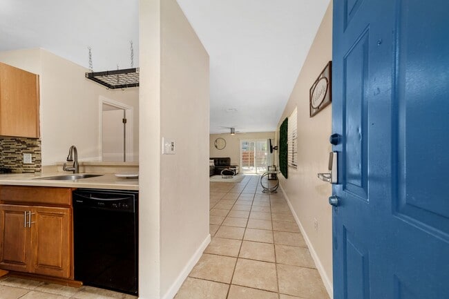 Building Photo - Haystacks Condo