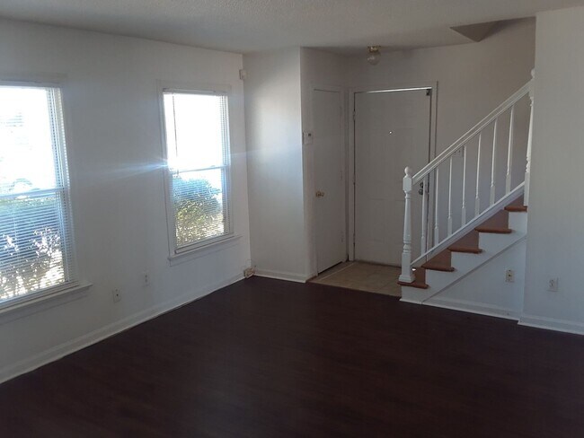 Building Photo - Virginia Beach- 3 Bed / 1.5 Bath end unit townhouse in Green Run