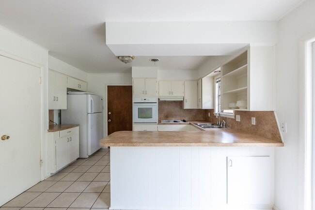 Building Photo - Charming Single-Level Brick Home with Large Yard & Patio in Little Rock