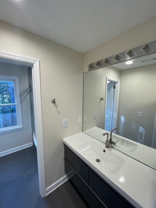 Fully renovated bathroom - 898 Argonne Ave NE