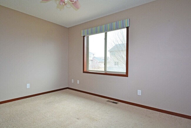 Building Photo - Spacious 4-Bed 4-Bath Home in Shakopee - Available Now!