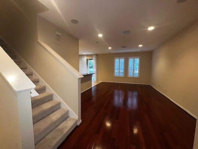 Building Photo - MOVE IN MAY-OVIEDO RENTAL!BEAUTIFUL 3 bd 2.5 bath townhome! 2 CAR ATTACHED GARAGE!FRESH PAINT!