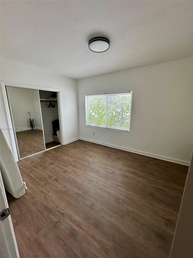 Building Photo - 1215 NE 109th St