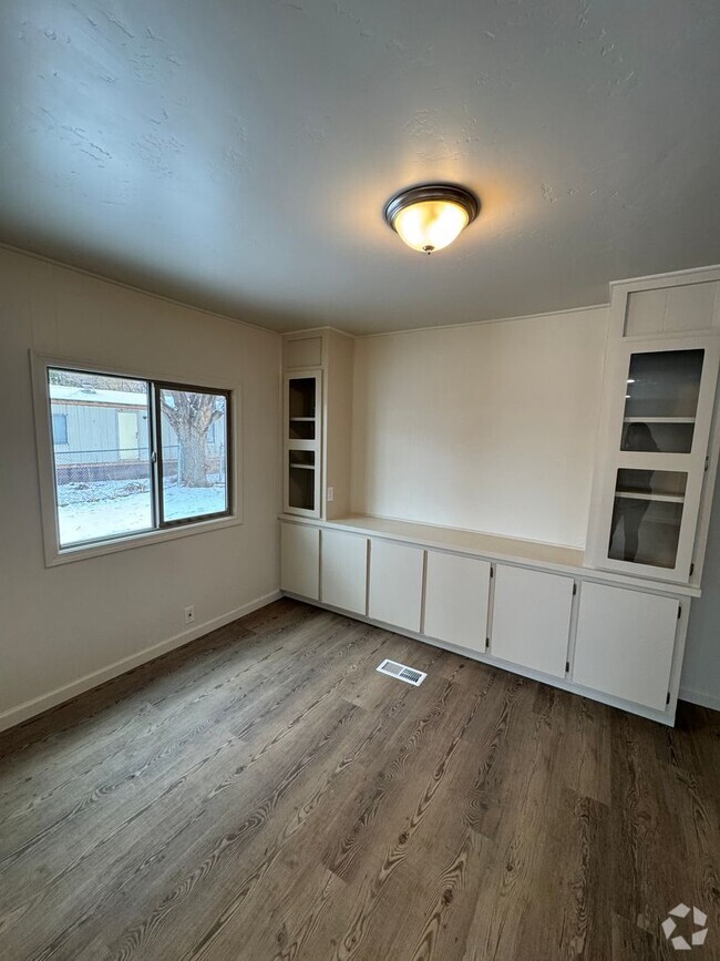 Building Photo - Newly renovated 3 bed 2 bath