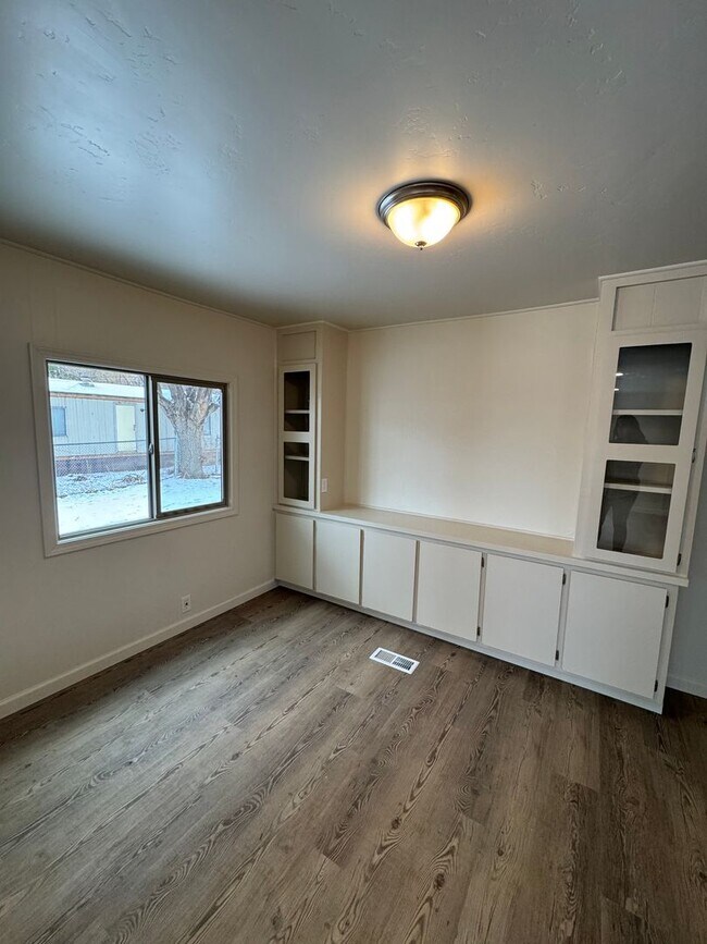 Building Photo - Newly renovated 1.5 years ago, 3 bed 2 bath