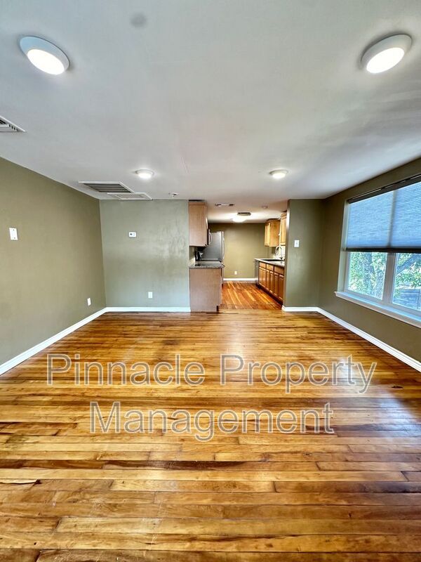 Building Photo - 1807 San Antonio St