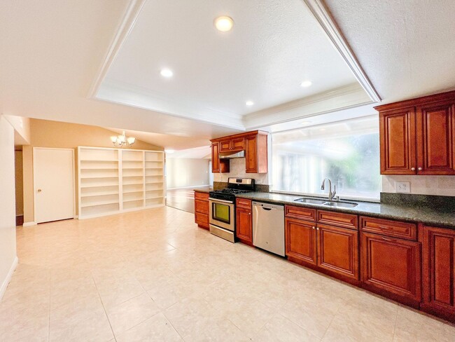 Building Photo - Rossmoor - 4 Bed House - Beautiful Kitchen...