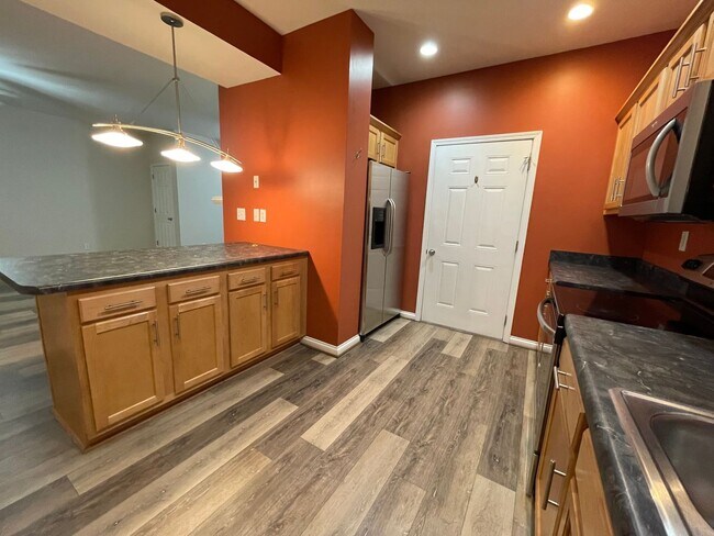 Building Photo - Beautiful 2 Bedroom Condo off of Shelbyvil...