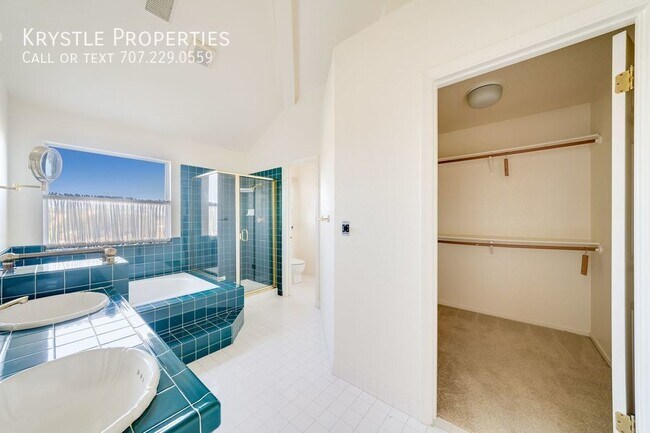 Building Photo - Luxurious Living in Gated Villa Del Mar Co...
