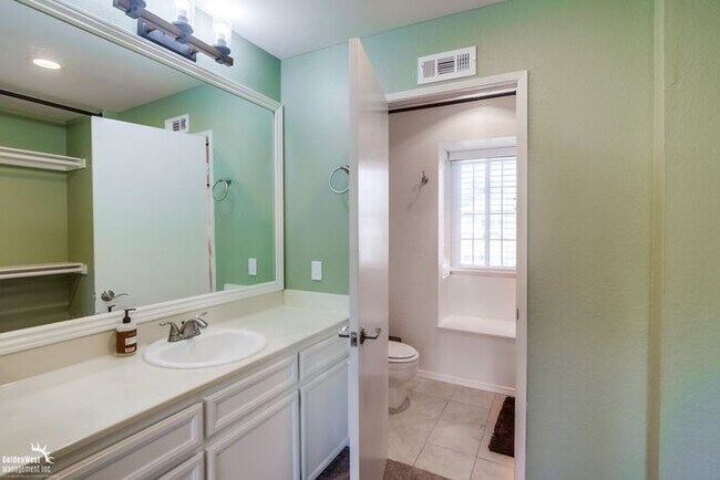 Building Photo - Stunning 4Bdm 2.5Ba Home Located in the Hi...