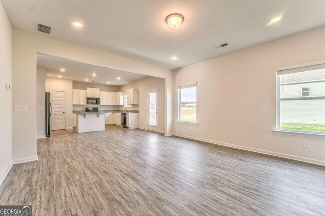 Building Photo - 16 Longbrooke Dr SE