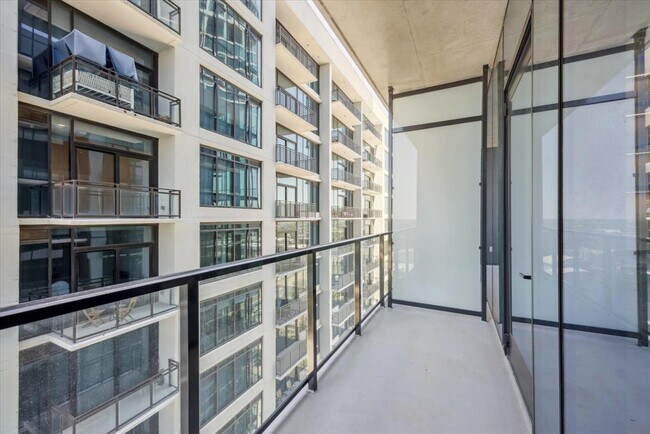 Building Photo - 610 Davis St