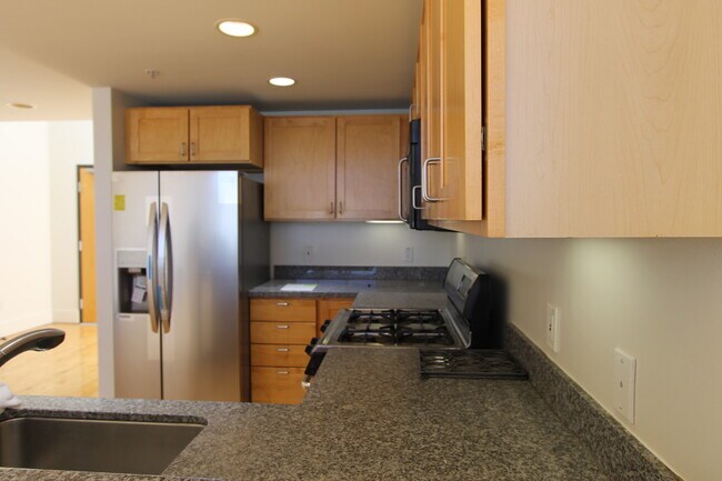Building Photo - EPIC REA: Spacious Live/Work  Loft in SOMA with Rooftop Views