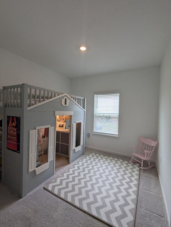 Building Photo - Beautiful newer-construction 4-bedroom, 3-bath home located in Trailhead Landing