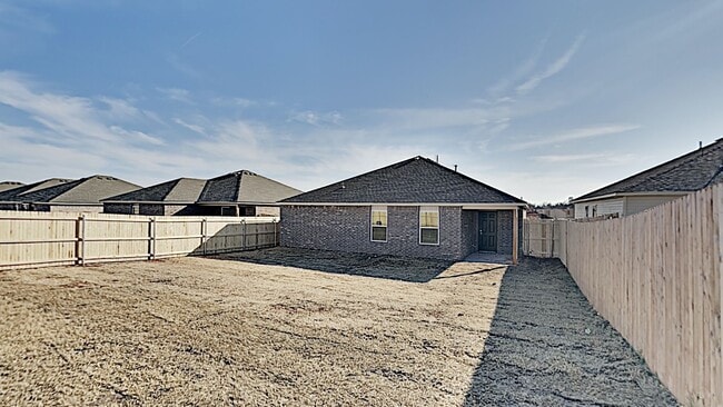 Building Photo - Very Nice 3 Bedroom 2 Bath Home in Yukon Schools