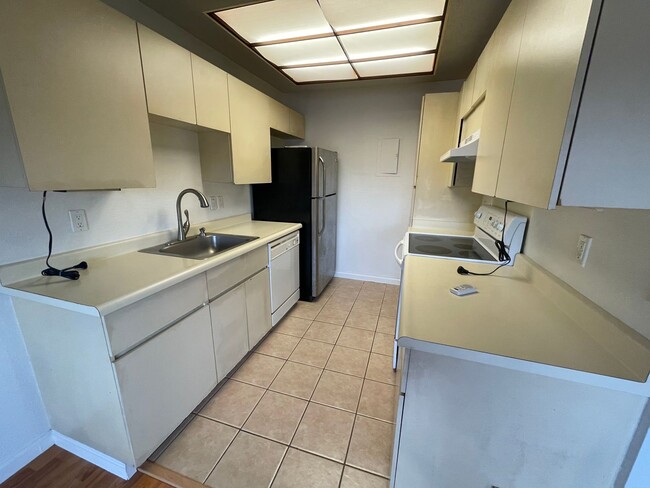 Building Photo - Spacious 2 Bedroom Townhouse w/ Parking in...