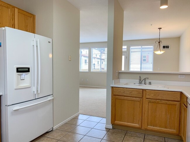 Building Photo - Lovely Bright and Spacious Two Bedroom Tri-Level Condo