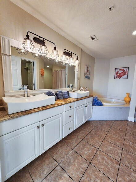 Building Photo - 16819 Front Beach Rd