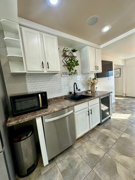 Building Photo - 7802 W Victoria St