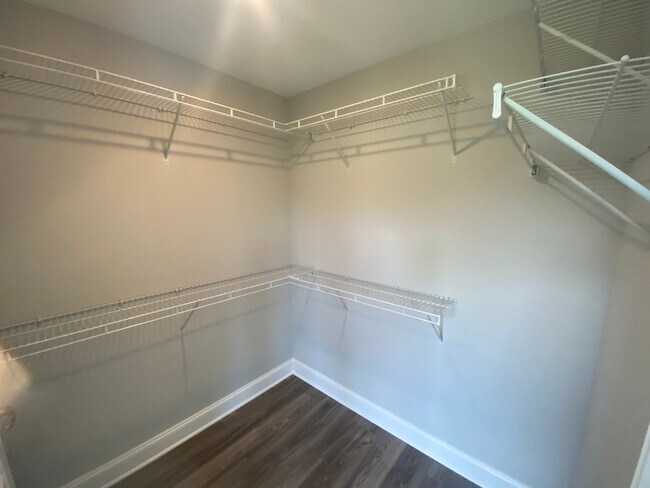 Building Photo - Spacious 3BR Townhome with Modern Finishes & Lawn Care Included!
