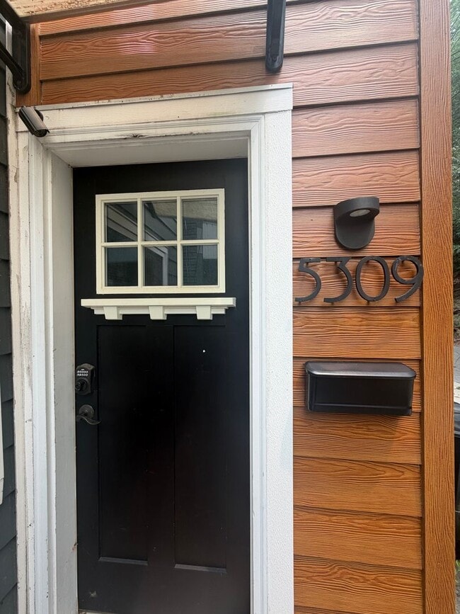 Building Photo - Lawrenceville 3 Bed, 2.5 Bath House with Parking for Lease July 1!