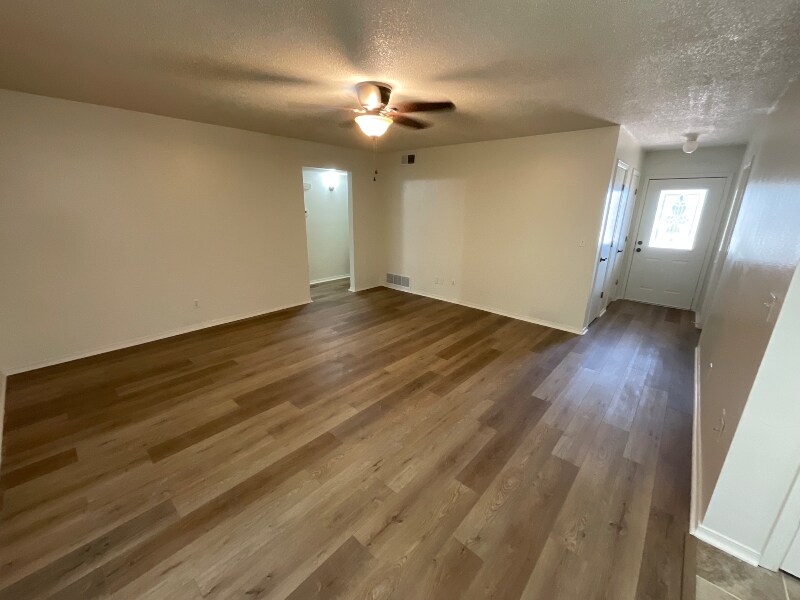 Building Photo - 706 W Louisa Ave