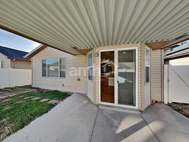 Building Photo - 738 Skipton Dr W