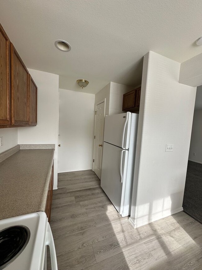 Building Photo - Lovely 3 Bedroom Apartment- Close to Schools/Parks!