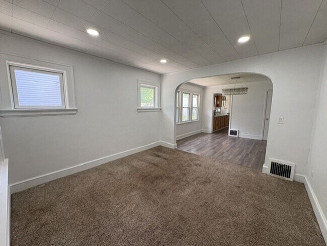 Building Photo - 461 Allenford St