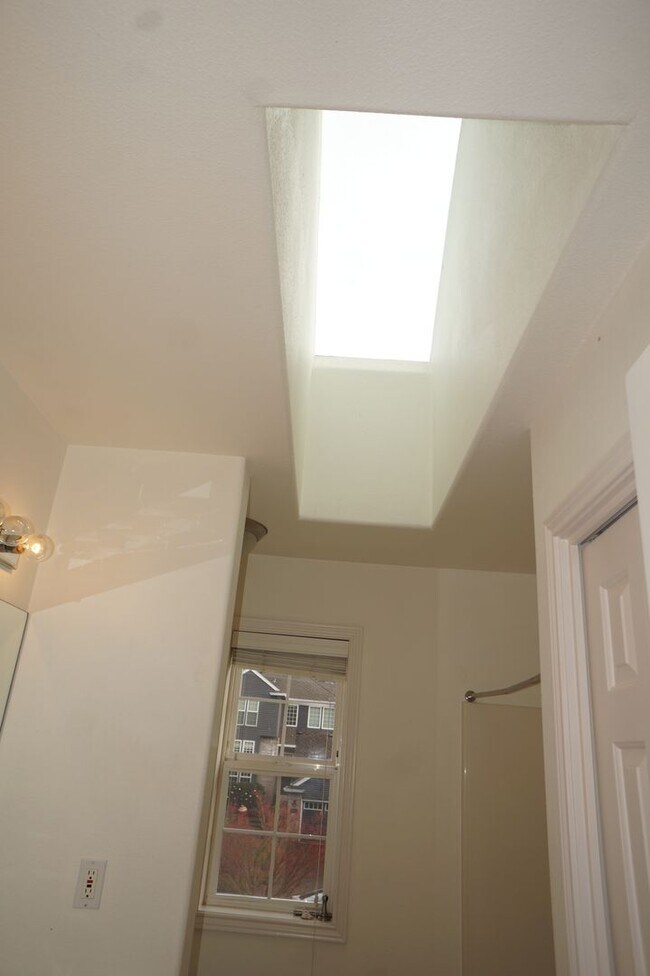 Building Photo - NW Portland Forest Heights Beauty. Flat backyard!