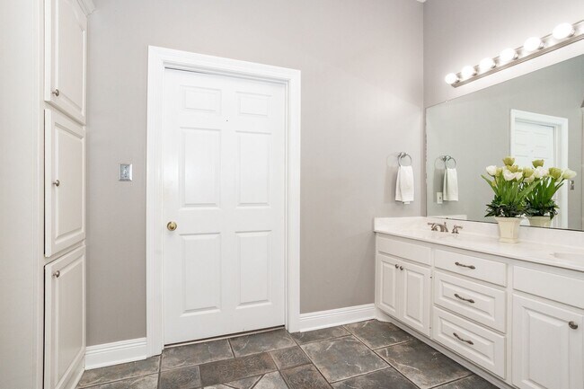 Building Photo - Historic Highland Road Beauty with Bayou V...