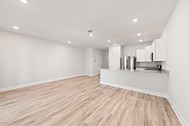 Building Photo - 1027 McLaren Cir