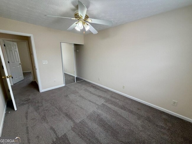 Building Photo - 235 Meadowridge Dr