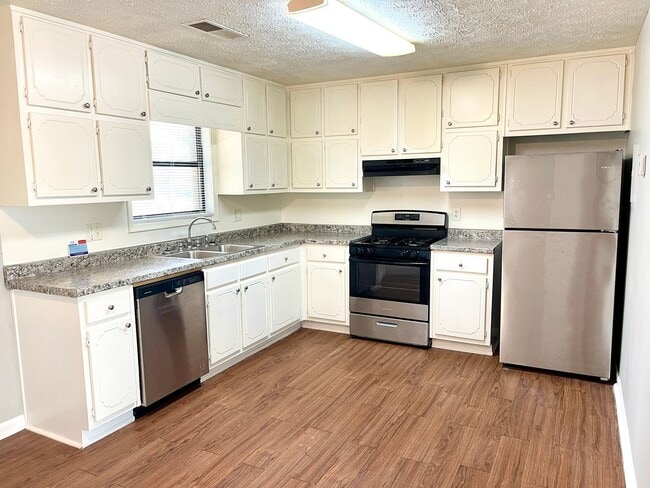 Building Photo - Welcome to this charming home located in S...