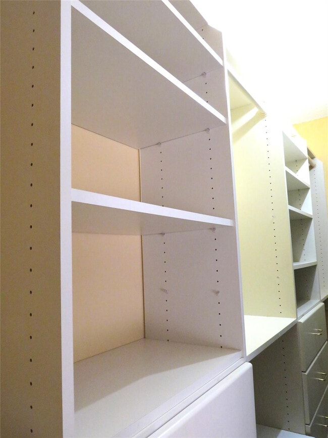 Building Photo - 2601 S Palm Aire Dr