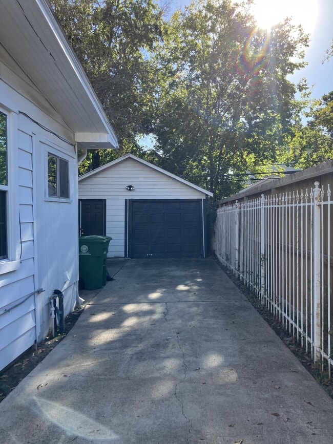 Building Photo - 3210 Oakdale St