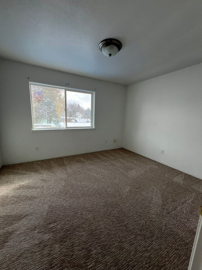 Building Photo - 2 Bedroom, 1.5 Bathroom Townhouse