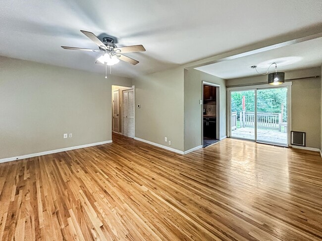 Building Photo - $0 DEPOSIT OPTION. CHARMING 3-BEDROOM HOME...