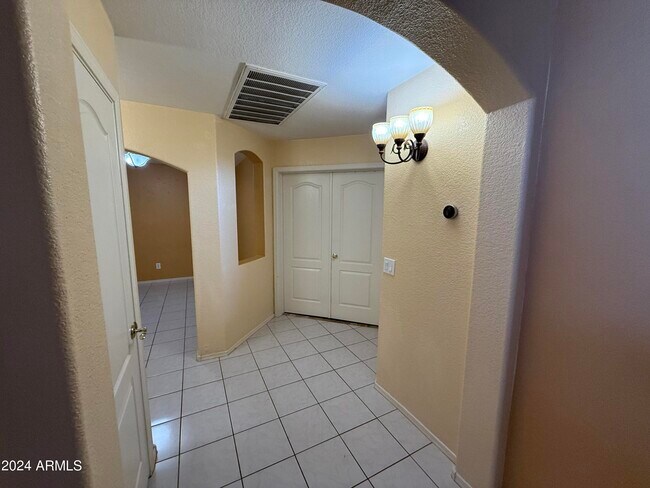 Building Photo - 9641 E Onza Ave