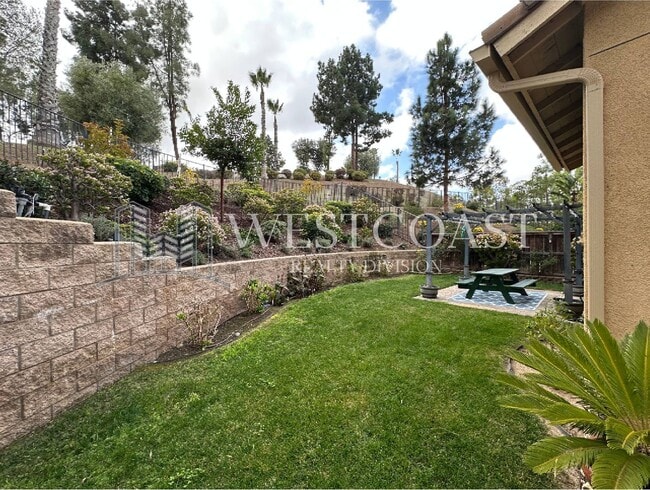 Building Photo - AVAILABLE NOW!!! 3 Bedroom 3 bath Private OASIS backyard in Vista, CA.