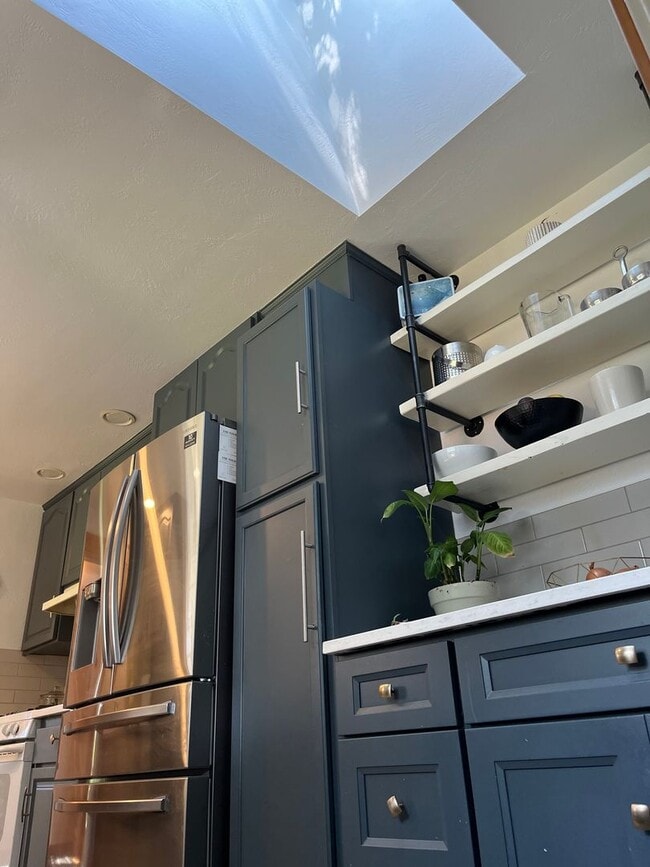 Building Photo - Beautiful custom 3 bedroom 2 bath house in...