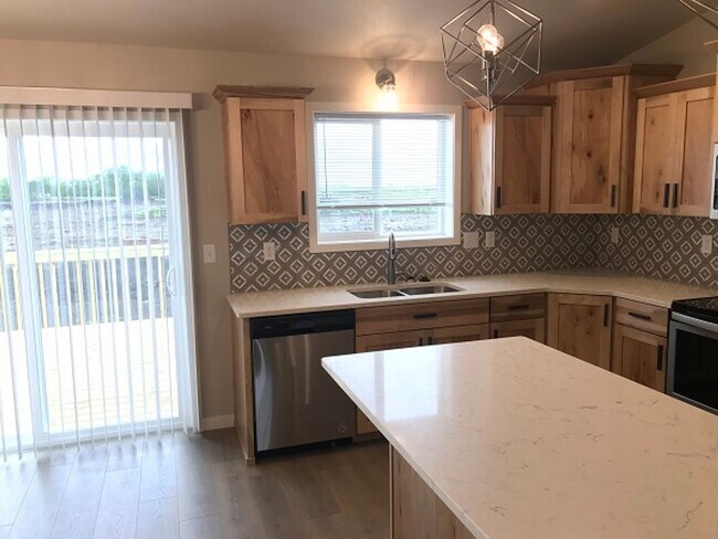 Building Photo - 4 Bed 2 Bath Single Family Home